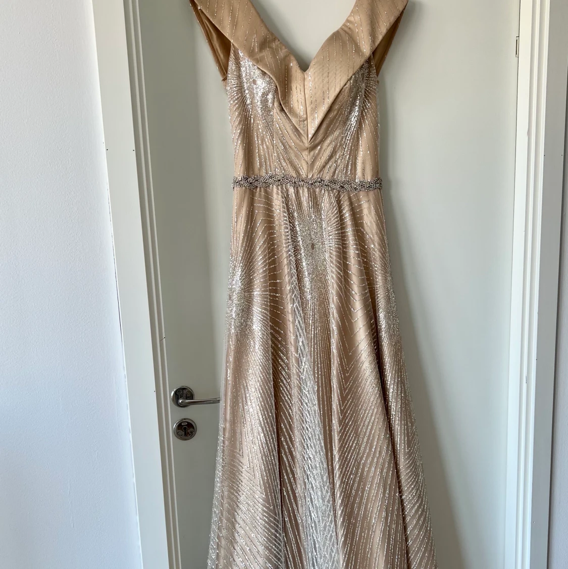 Champagnefärgad balklänning - 91