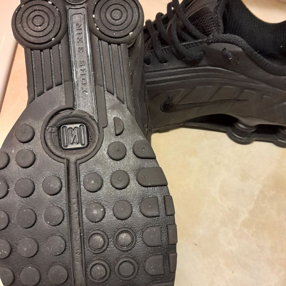Nike Shox R4 TRIPLE BLACK i bra skick. Sjukt sköna att gå i. Kostar 127 dollar utan frakt på kickscrew. Använda få ggr på promenad. En halv storlek för stora på mig. Därav att jag säljer dem. Se bilder på skick och avgör själva.. Skor.