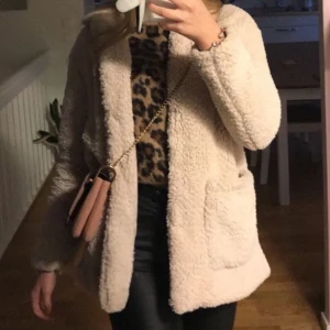 Jacka  - Säljer min fina jacka från hm! Använd få gånger, alltså i bra skick! Från barnavdelningen men passar mig som är xs/s💕