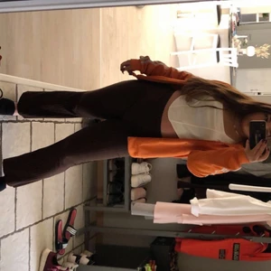 Sommar stilen  - Säljer både de bruna byxorna som jag användt ett par gången men säljer nu pågrund av att dem är små. Köpta för 400 kronor och säljer nu för 150kr🥰 Säljer även linnet som jag knappt använt men som är för tajt. Köpt för 200 sälj för 80kr🥰 Går även att köpa det tillsammans för 200❤️ 