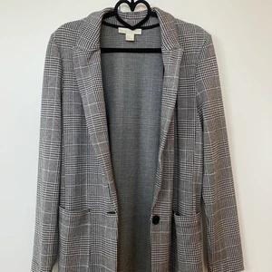 Rutig, nästan oanvänd kavaj  - Mjuk kavaj från HM i storlek 36. Faller fint och är knappt  använd. 