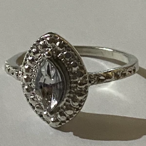 Ring - Silverring med en kristall. 