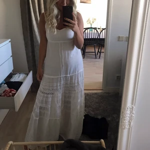 Kläning  - Vit långklänning som passar perfekt nu till sommaren. Så fint fall och i liknade linne mattetal. (Inte genomskinlig) 