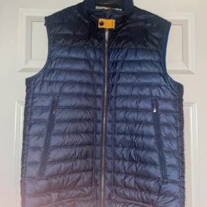 Parajumpers väst - Säljer min brorsas marinblå parajumper väst perfekt nu till våren självklart äkta köpt på johnells herravdelning🥰 köparen står för frakt☺️ priset kan diskuteras vid snabb affär, tar tyvärr inte emot byten