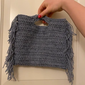 Virkad väska - Egenvirkad väska som är 22 cm hög och 24cm bred. Du får lätt plats med en mobil och mycket annat! Skriv privat vid köp💕 Fri frakt!