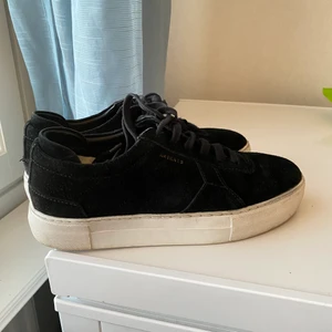 Axel Arigato Platform suede - Säljer dessa i Storlek 39!! Kommer inte till användning längre men super snygga skor i bra skick! Haft i Ca 1 år, tygpåsen medföljer. Köpta för 1950kr. Om fler blir intresserade blir det budgivning!!