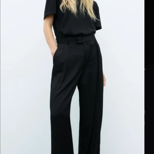 Kostymbyxor Zara helt nya - Storlek S. Var tyvärr lite stora för mig. Helt nya med prislappar kvar.