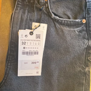 Svarta jeans från zara  - Svarat vida jenas från zara, helt oanvända med lappen kvar.