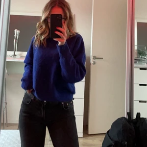 Stickad tröja  - !!!INTRESSEKOLL!!! av att köpa min fina fina stickade blå tröja från Zara vid bra bud! Skriv om ni har nått bra bud För den så kanske jag säljer den.💕