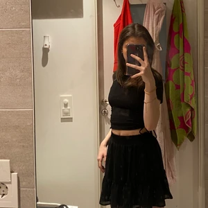 Kjol - Säljer denna superfina kjol, vet tyvärr inte vart kjolen är ifrån eftersom jag fått den i present. 80kr+ frakt💕 skriv för fler bilder eller om ni är intresserade. 