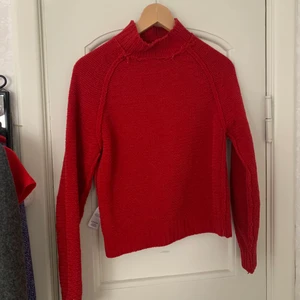 Stickad tröja - Ut och in på bilden, varm, mjuk röd med högre krage