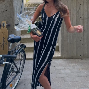 Långklänning från &other stories - Jättefin längd och väldigt skönt mjukt material. Slutsåld överallt!