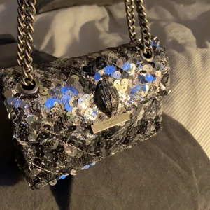 Kurt geiger väska - Säljer denna fina kurt geiger väska med paljetter på då den ej kommer till användning längre. Har köpt denna på plick av en annan tjej men säljer nu för 500kr exklusive frakt. Bara att skriva till mig du har frågor❤️❤️