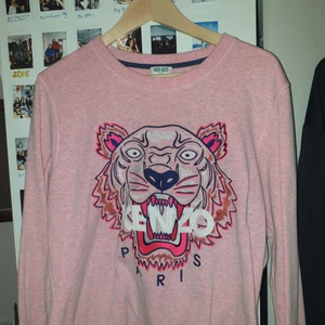 KENZO SWEATER - Säljer min älskade *äkta* KENZO tröja, pga inte min stil längre, köpt i Paris för 2500kr!! Är i nyskick, använt fåtal gånger och är i strl XL W, startpris 1500kr + frakt, pris kan diskuteras! Hör av er om eventuella frågor förekommer💕