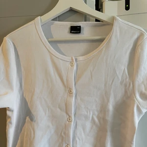 Gina topp  - En vit croppad topp från gina tricot som aldrig är använd pgv fel köp av storlek. Jätte fin topp annars som skulle pssst perfekt till sommaren!(Retur gäller ej) 