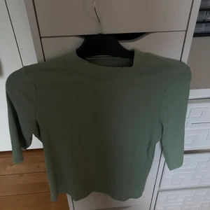 T-shirt  - T-shirt från monki. Använt några gånger 💚