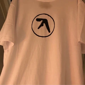 vit handmålad aphex twin tröja - oversized aphex twin tröja handmålad av mig! 90+frakt:)