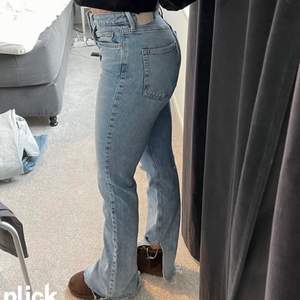 Snygga jeans i storlek 34 från Zara. Bra skick!