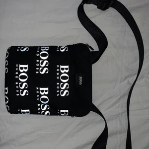 HUGO BOSS REFLEX BAG (LIMITED EDITION)  - En limited edition reflex bag HUGO BOSS, väldigt bra skick. Finns inte i butiker längre inte funnits på 2 år, 2 ST fack i väskan!