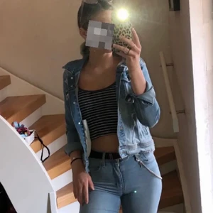 ZARA JEANSJACKA - Säljer denna fina jeansjacka från Zara som passar perfekt nu till våren! Hör av dig om du vill ha fler bilder🥰