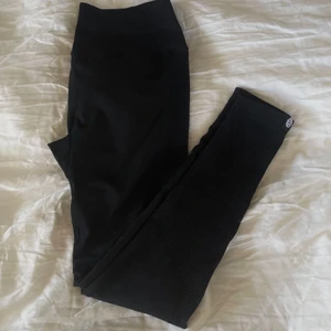 Stacci Athletics - Thalia Contour - Populära och slutsålda leggings med snygg diskret scrunch i rumpan! Från Linn Lowes märke Stacci. 