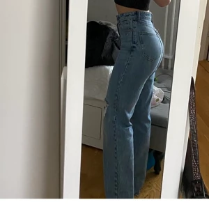 Jeans - Säljer dessa fina jeans från Zara som har varit slutsålda ett bra tag. Lite längre modell med sjukt bra passform. Exklusive frakt