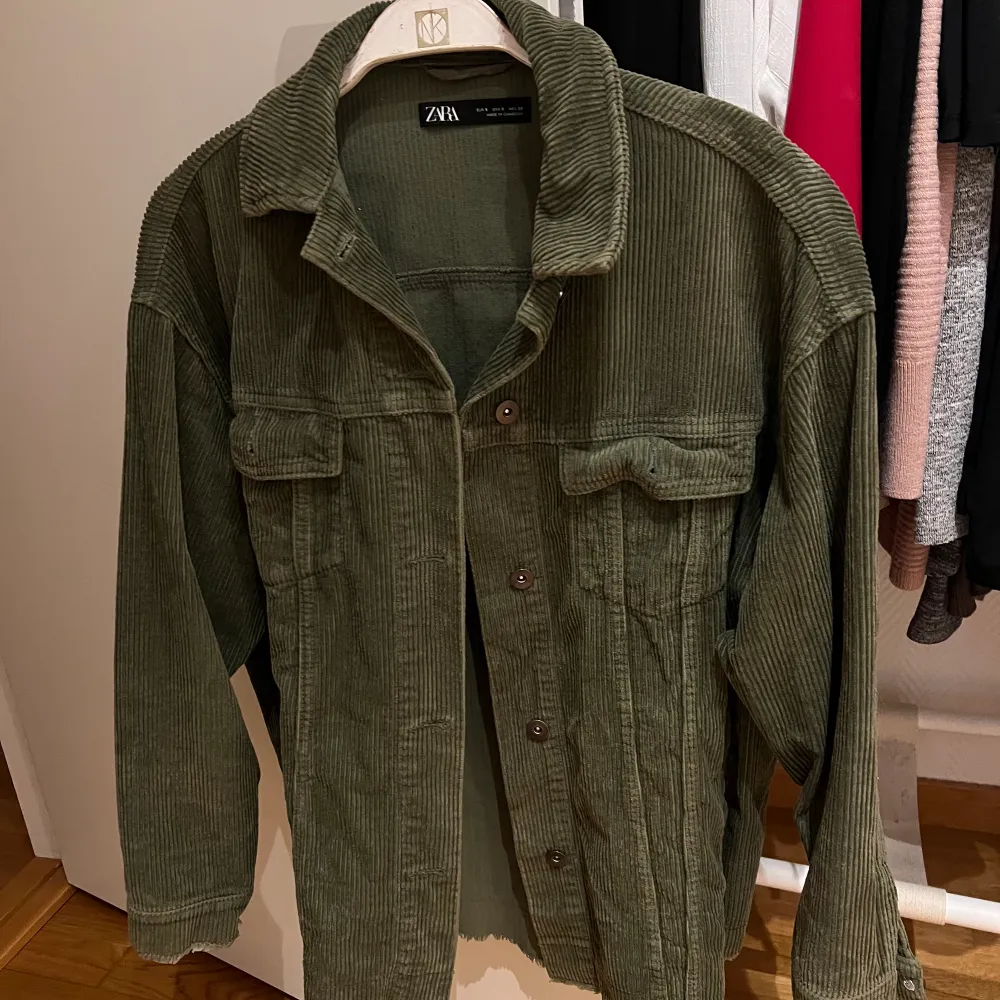 Säljer denna snygga gröna mocka jackan från Zara! Storlek S men modellen är oversize. . Jackor.