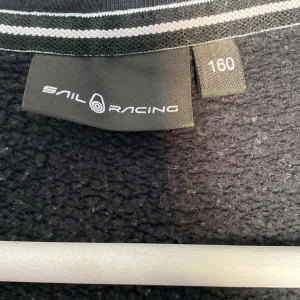 Sail racing hoodie - Säljer nu min blåa Sail racing hoodie som inte kommer till användning har endas använt den 2 gånger den ser ut som helt ny inga fläckar och inga hål 