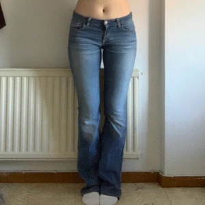 Fornarina jeans w.27 - superduper söta ljusblå bootcutjeans från fornarina med låg midja! har en sjukt bra passform. passar även w. 28. rätt långa på mig som är 166. köp direkt för 200kr, annars budgivning i kommentarera💕 köpare betalar frakt!
