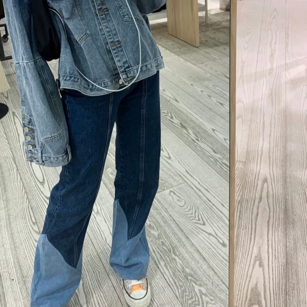 Säljer dessa as snygga jeans från Paola Locatelli x NA-KD🥰 helt slutsålda på hemsidan! Jag tycker NAKDs jeans är väldigt små i storlekarna därför behövde jag gå upp en storlek, dessa passar mig som har strl. 40 :) sitter väldigt snyggt på 😘 Första bilden är inte min!  . Jeans & Byxor.