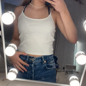 Vitt linne - Ett fint vitt linne med två band från lager 157 säljer jag nu för att jag endast använt den en gång💕