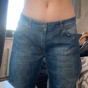 DE ÄR INTE SÅLDA ÄNNU!❤️❤️Säljer nu dessa super sköna baggy jeansen! De är lowwhaisted och par har utöver det även bootcut! De är lite stora i midjan på mig men inget som inte går att fixa med ett skärp:) pris går att diskuteras vid intresse 