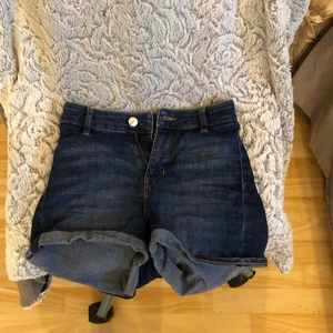 Högmidjade shorts - Mörkblå högmidjade shorts från cubus strl 146