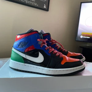 AIR Jordan 1 mid  - Färgglada snygga Air Jordan 1s strl 40 perfekta till våren, sparsamt använda! Skickas med original kartongen🧚🏼‍♀️ 670kr inkl frakt