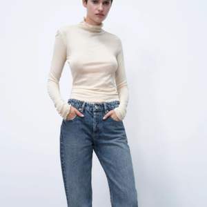 Säljer dessa snygga jeans från Zara i modellen ”Mid-Rise full lenght”. Säljer pågrund av att jag har precis fått likadana jeans i present och kommer därmed inte till användning. Dessa är helt oanvända och lappar sitter fortfarande på💗Köpte de för 359kr❤️ (Köparen står för frakten)💞