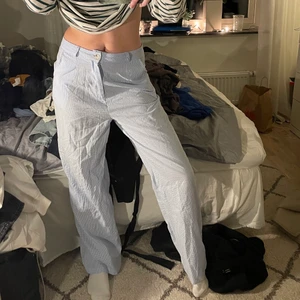 Byxor  - Säljer dessa byxor som är blå med rutor, storlek S kan va högmidjat och lågmidjat 