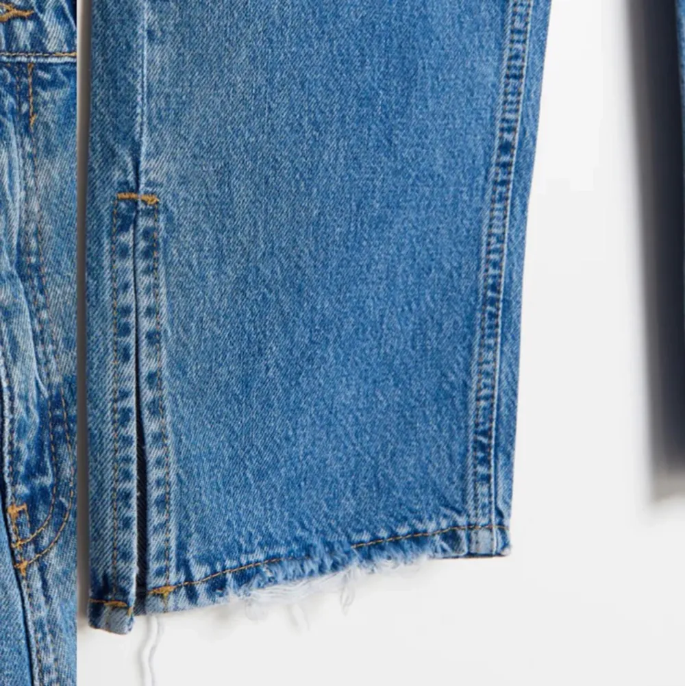 Säljer dessa straight jeans med slits nedtill ifrån young gina, säljer pga lite stora och kommer ej till användning tyvärr:( den är super fina och knappt använda. Säljer för 200kr +frakt, priset kan diskuteras vid snabb och smidig affär💕. Jeans & Byxor.