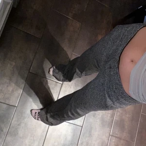 Lågmidjade Kostymbyxor  - Ett par gråa lågmidjade kostymbyxor. Väldigt vida som man kan se på bild 3. Jag har normalt storlek S och är 165. Byxorna går ända ner till marken på mig. 