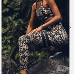 Stronger tights strl XS - Nu säljer jag mina stronger tights i leopard mönster då jag inte använder dom. Dom är i fint skick❤️ Orginal priset är 799kr. (Jag står ej för frakten)