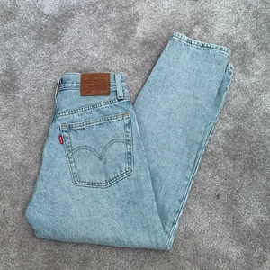 Levis 501 - Säljer mina super snygga levis jeans då jag tyvärr inte får på mig dom längre. Använd få gånger så är i princip i nyskick. Passar nog bäst om man är under 160. Nypris 1099kr. Jag kan stå för frakten💓
