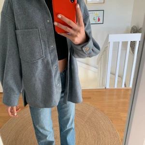 Jätte fin kappa från zara  - INTRESSEKOLL min jötte fina ljusblåa kappa från Zara, jätte fin nu till våren och passar nästan med allt. Är helt ny köpt och har kvar prislappen. Ny pris 400kr och säljer bara med ett bra bud. St xs men passar s. Kom priv för frågor elr numer bilder💗 köparen står för frakten som är ungefär 79kr💗