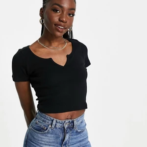 V-neck topp 🖤 - Sjukt snygg topp med v-formad skåra, passar till allting och enkelt basplagg. Den är köpt på Asos & är helt oanvänd i ny skick. Storlek XS men passar definitivt S 🖤