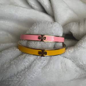 Säljer dessa fina tory burch armband som inte kommer till användning, jag vill få bort dom. Buda (Köpt är köpt)