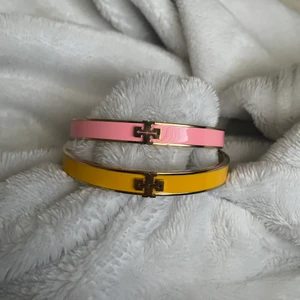 Tory burch - Säljer dessa fina tory burch armband som inte kommer till användning, jag vill få bort dom. Buda (Köpt är köpt)