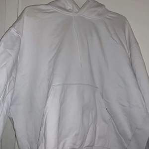 en vit basic hoodie nyligen köpt från weekday