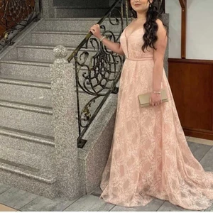 Balklänning i rosa spets strl 34-38 - Jättevacker spetsklänning som är lätt och bekväm. Den är i bra skick och endast använd 1 kväll.