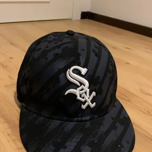 New era keps - Keps från new era. Den har bra passform och sitter snyggt men får tyvärr ingen användning för den 