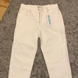 Vita mom jeans från Gina, helt nya, prislappen kvar