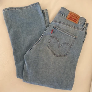 Classic boot Levis jeans  - Riktigt finna classic boot jeans från Levis. Så gott som nyskick och knappt andvända. Sitter så skönt och snyggt på😻💸Jag är 175 och dom är bra i längd för mig!!