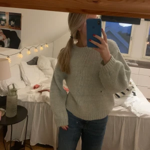 Grön/blå stickad tröja - Jättefin stickad tröja i blå/grön. (Är osäker på om jag ens ska sälja den så fin ja tycker den är haha) men får se:). Lite oversized, skriv till mig om du vill ha bättre bild på hur färgen är! Nypris 500kr